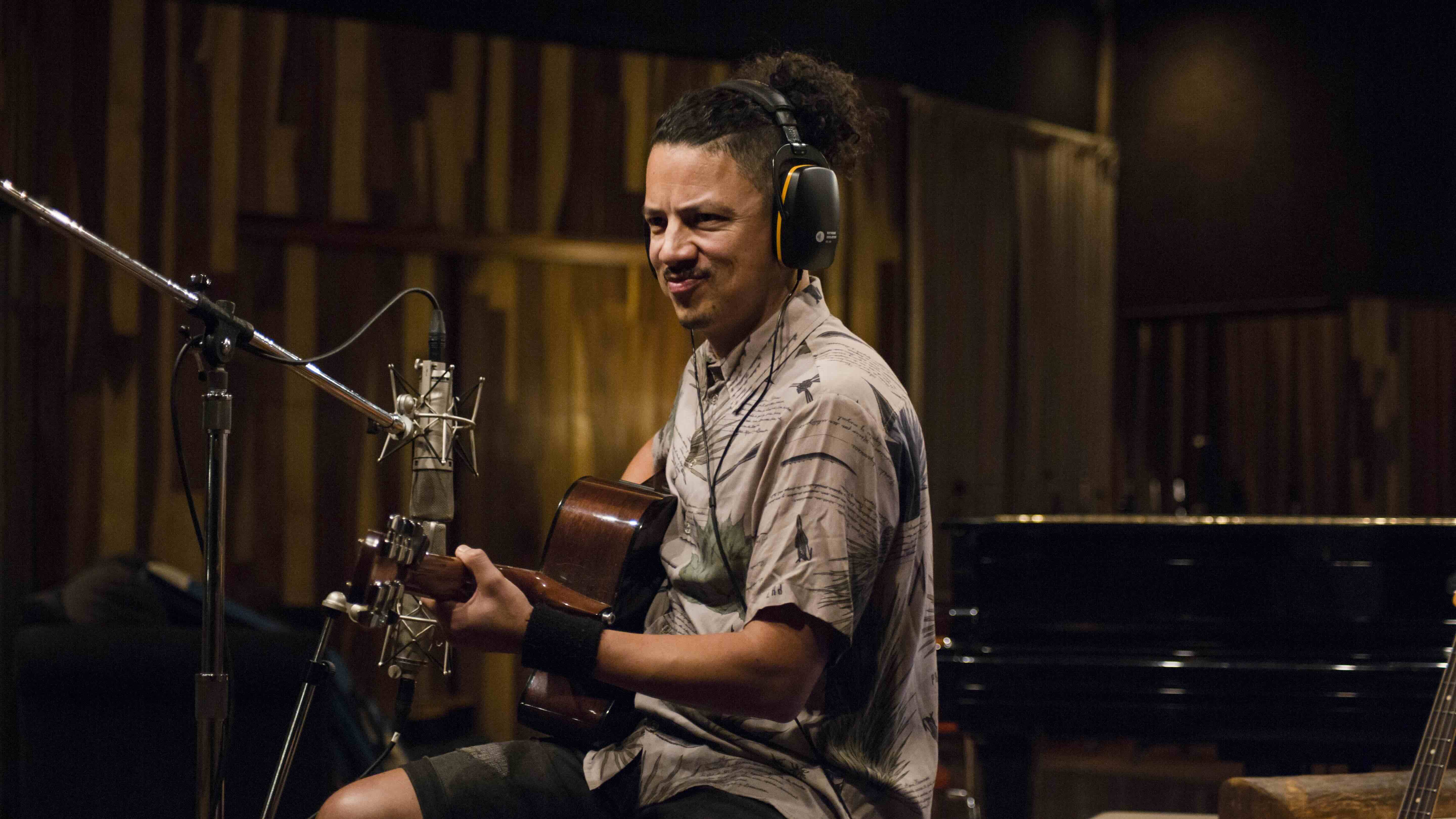 OmarSea con su guitarra